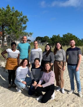 L'équipe de l'Office de tourisme à Carnac sur la Grande plage de Carnac